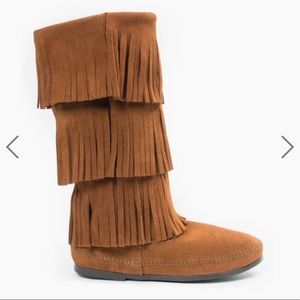 Minnetonka 1638 3‎ Layer Fringe Boots Genuine Suede  Size 7 Like New W/ B…
